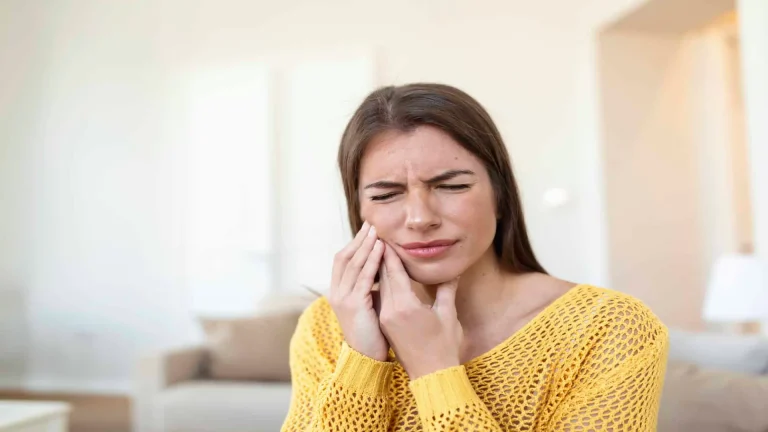 Wisdom teeth, toothache woman