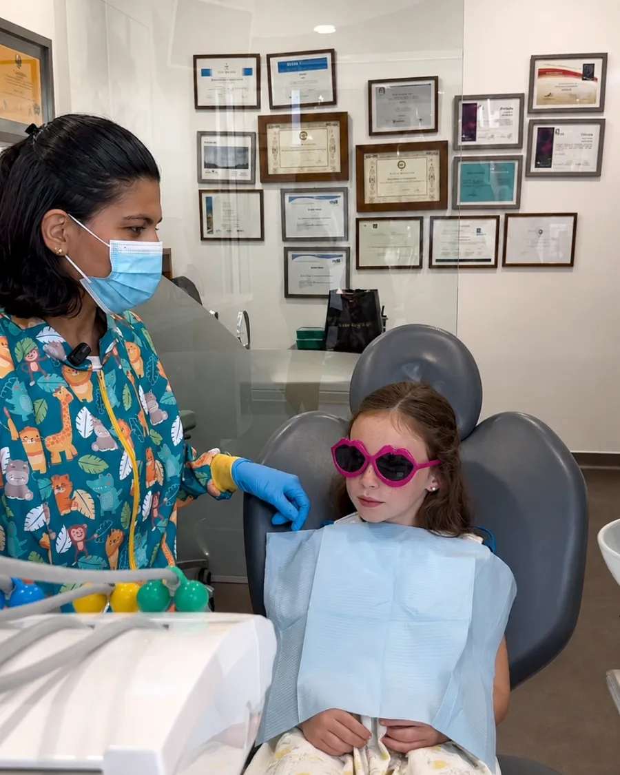  dra com crianças na Consulta dentária infantil no programa Kids Care da Clínica Dr. Pedro Coelho em Oeiras