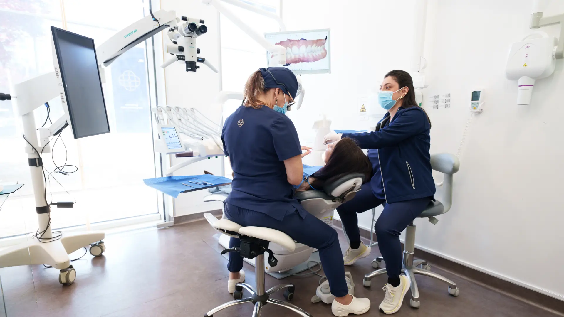 Equipa clínica da Clínica Dr. Pedro Coelho em Oeiras durante acompanhamento dentário especializado