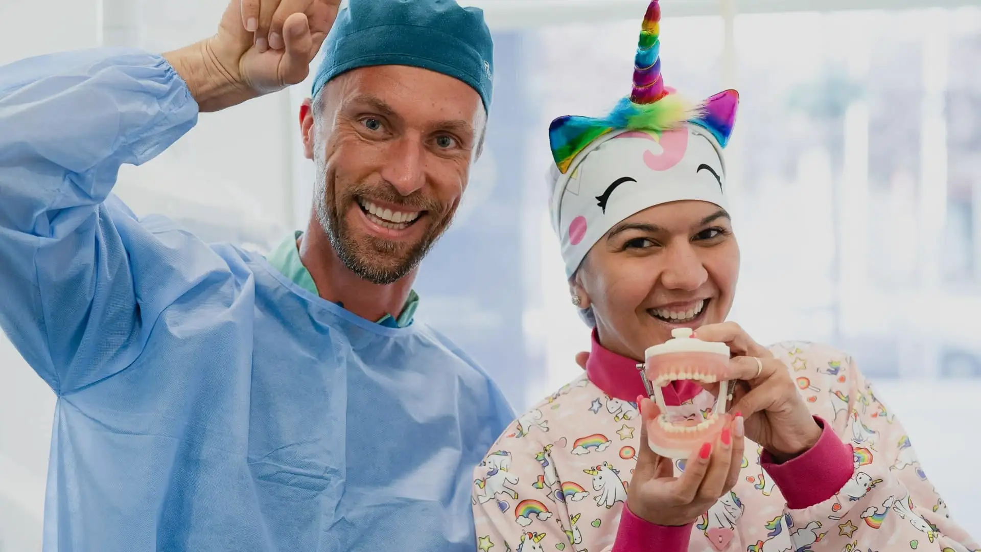 Dr. Pedro Coelho e equipa clínica em contexto de odontopediatria em Oeiras