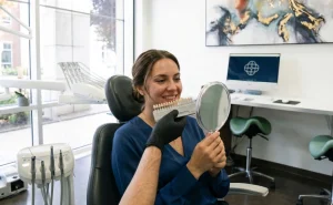 Facetas ou branqueamento dentário durante avaliação estética do sorriso