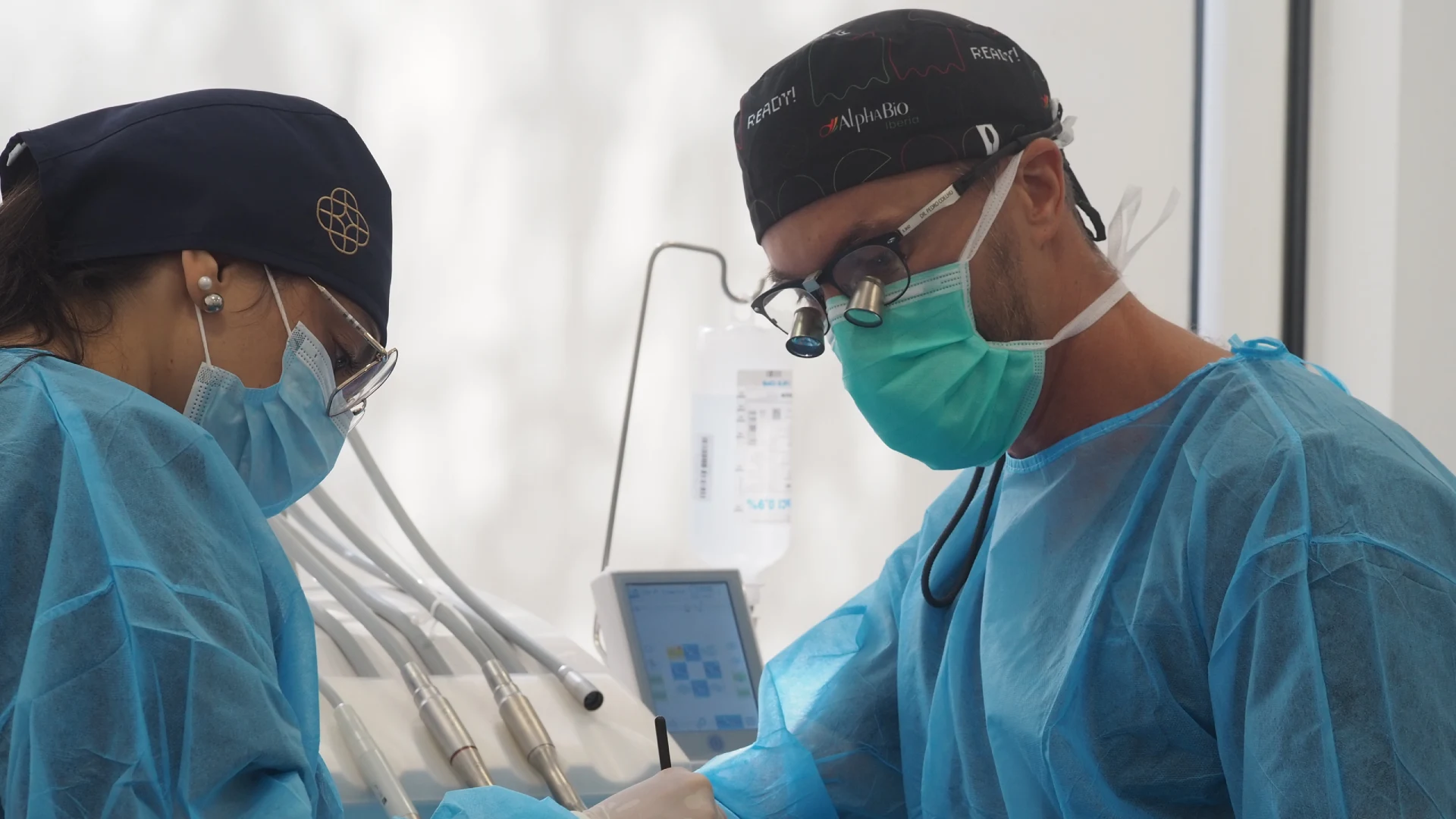Implantes dentários em Oeiras com cirurgia especializada realizada pelo Dr. Pedro Coelho